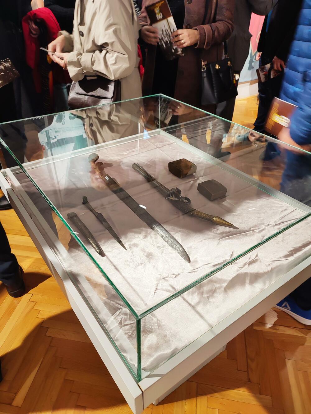 <p>Autor izložbe Neven Staničič je istakao da iako je Podružnica u Tivtu osnovana tek 1972. godine, mještani sa područja današnje opštine Tivat vjekovima učestvuju u radu Bokeljske mornarice o čemu svjedoči bogata arhivska građa</p>