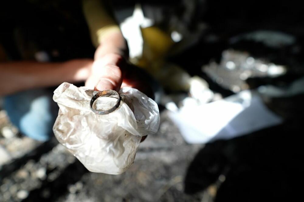 Artur i Denis traže znakove identifikacije pored često neprepoznatljivih tijela, Foto: BBC