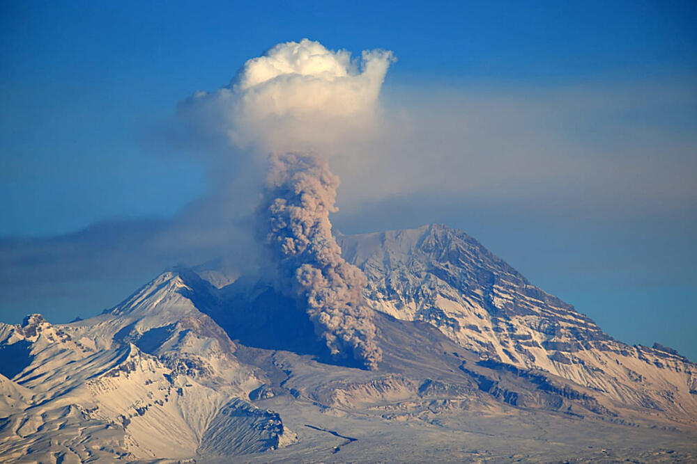 <p>Kamčatka je dom za 29 aktivnih vulkana, a radi se o ogromnom pojasu Zemlje poznatom kao "Vatreni prsten" koji kruži oko Tihog okeana i podložan je erupcijama i čestim zemljotresima</p>