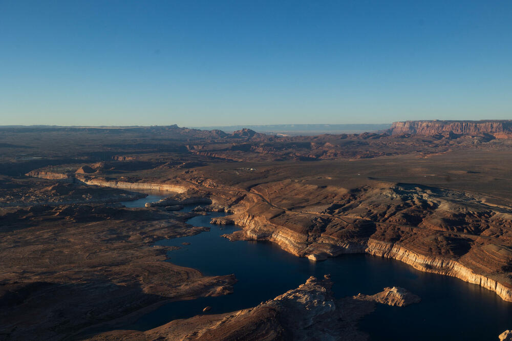 Pogled na jezero Pauel, gdje je nivo vode dramatično opao kako rastuća potražnja za vodom i klimatske promjene smanjuju rijeku Kolorado u Pejdžu, Arizona, Sjedinjene Američke Države (SAD), Foto: Reuters