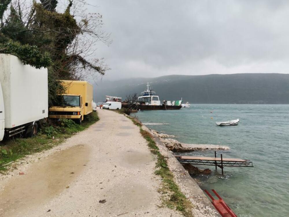 <p>Tehnički neispravan brod ostavljen u nesigurnom stanju na vezu na pristaništu Zmijice</p>