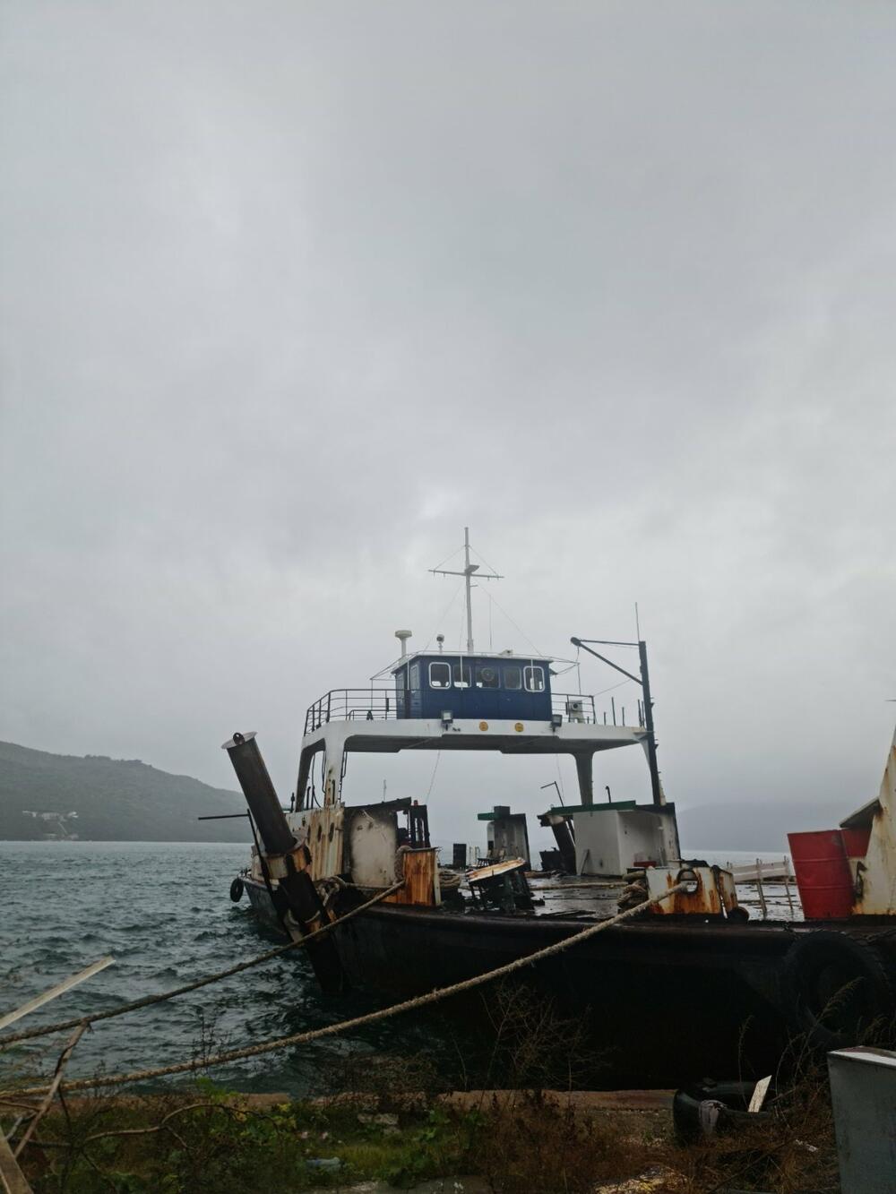 <p>Tehnički neispravan brod ostavljen u nesigurnom stanju na vezu na pristaništu Zmijice</p>