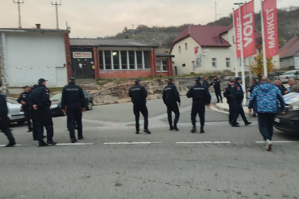 Policija pokušava da održi red u Šavniku, Foto: Svetlana Mandić