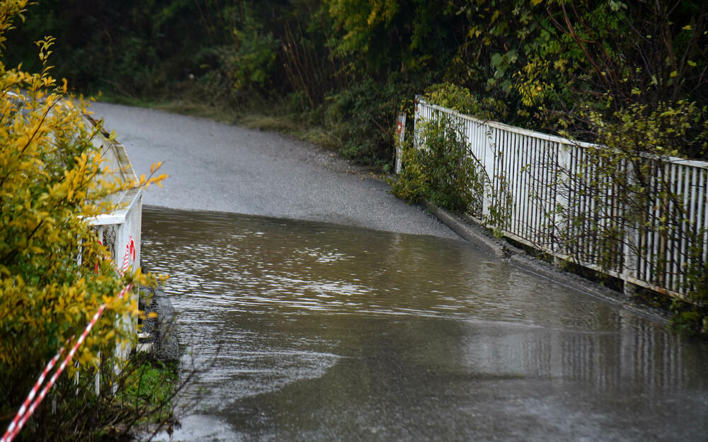 <p>Bujica u nedjelju odnijela tri života, nakon što je automobil sa tri člana porodice Koruga sletio u nabujali potok Širalija</p>