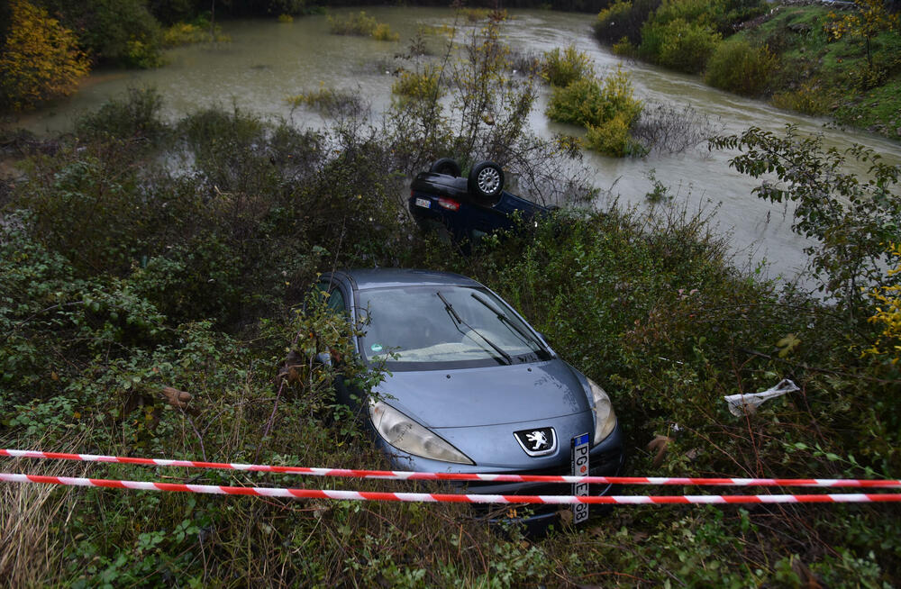 <p>Bujica u nedjelju odnijela tri života, nakon što je automobil sa tri člana porodice Koruga sletio u nabujali potok Širalija</p>