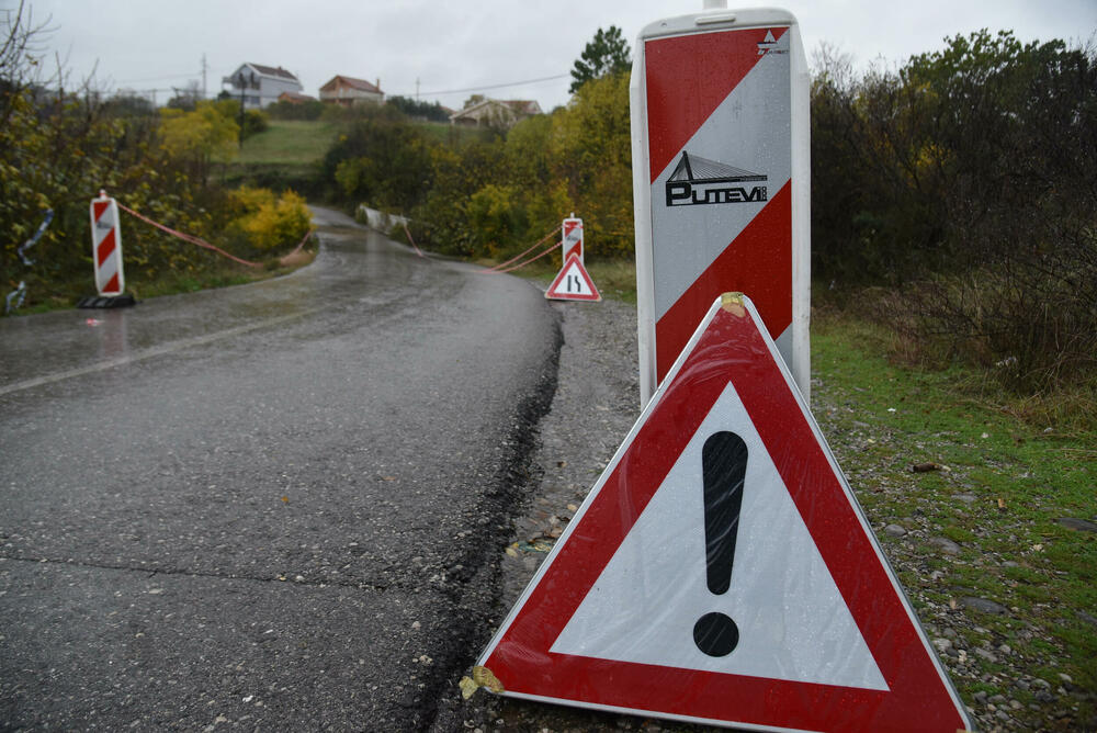 <p>Bujica u nedjelju odnijela tri života, nakon što je automobil sa tri člana porodice Koruga sletio u nabujali potok Širalija</p>