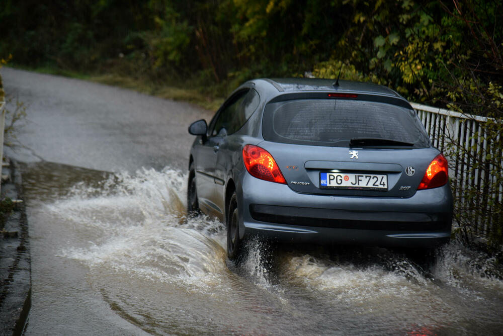 <p>Bujica u nedjelju odnijela tri života, nakon što je automobil sa tri člana porodice Koruga sletio u nabujali potok Širalija</p>