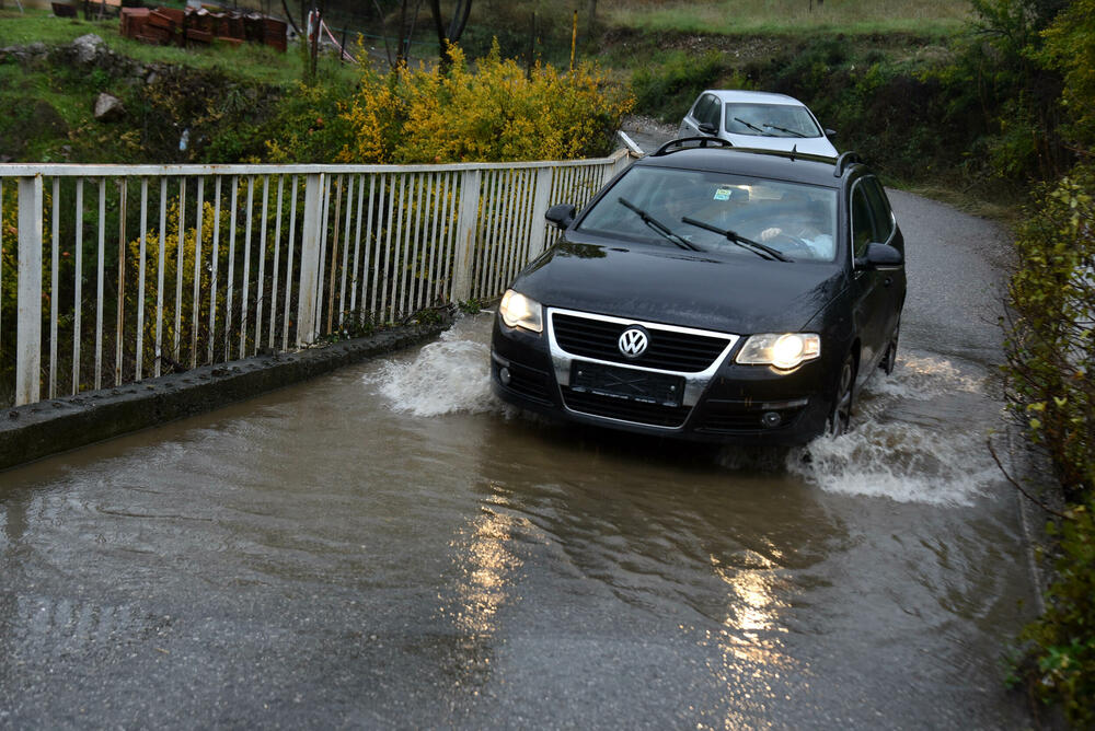 <p>Bujica u nedjelju odnijela tri života, nakon što je automobil sa tri člana porodice Koruga sletio u nabujali potok Širalija</p>