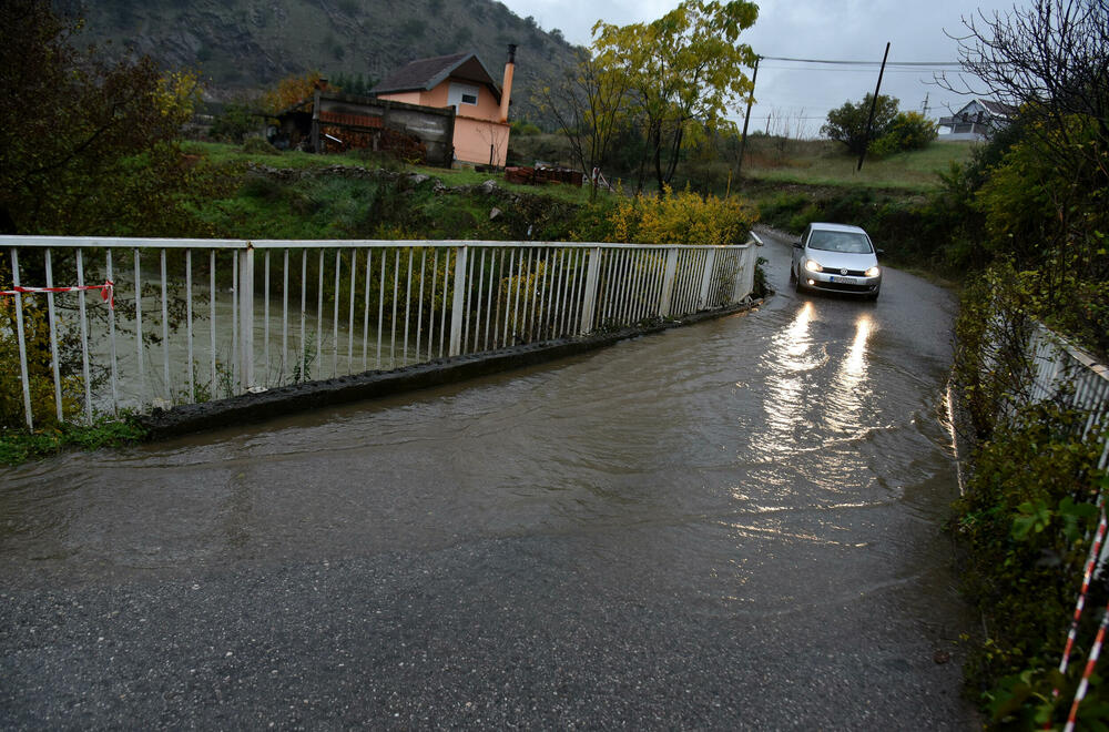 <p>Bujica u nedjelju odnijela tri života, nakon što je automobil sa tri člana porodice Koruga sletio u nabujali potok Širalija</p>