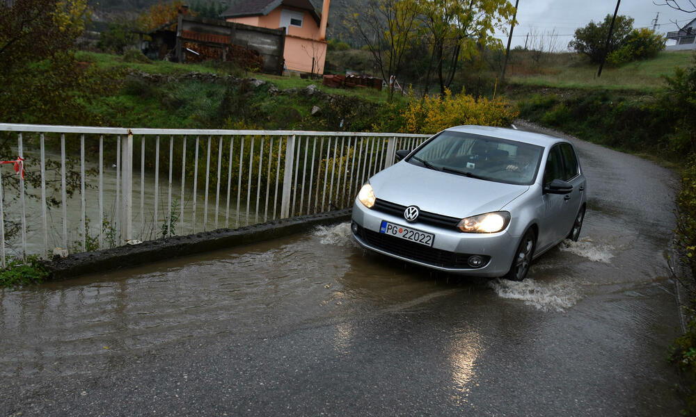 <p>Bujica u nedjelju odnijela tri života, nakon što je automobil sa tri člana porodice Koruga sletio u nabujali potok Širalija</p>