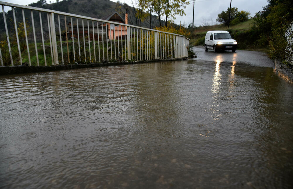 <p>Bujica u nedjelju odnijela tri života, nakon što je automobil sa tri člana porodice Koruga sletio u nabujali potok Širalija</p>