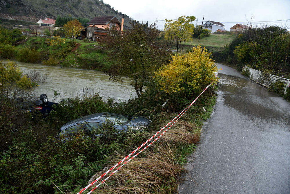 <p>Bujica u nedjelju odnijela tri života, nakon što je automobil sa tri člana porodice Koruga sletio u nabujali potok Širalija</p>
