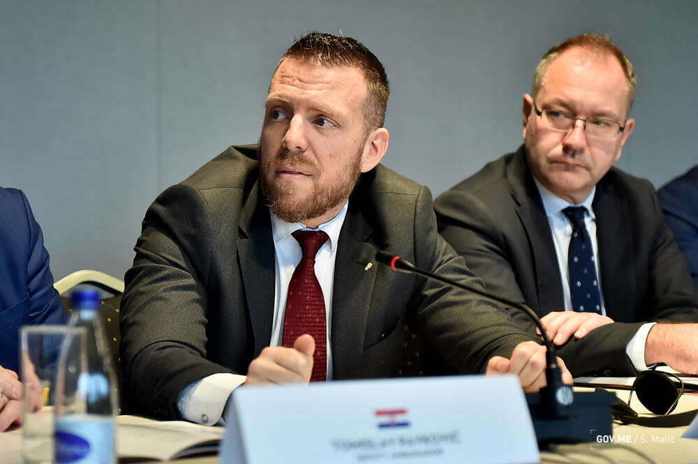 <p>Kako su rekli iz policije, cilj tog događaja, koji je održan uz podršku partnera iz ICITAP-a, je da se zajedničkim djelovanjem ostvari veći stepen koordinacije donatorske podrške i da se definišu prioriteti materijalno tehničkog opremanja i stručnog usavršavanja<br /> </p>