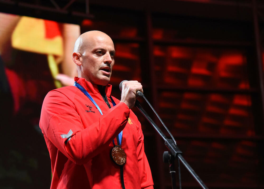 <p>Svečani doček u Bemax areni priređen je večeras crnogorskim rukometašicama.</p>  <p>“Lavice” su u nedjelju napravile pravi podvig, osvojile bronzanu evropsku medalju, pobijedivši Francusku u Ljubljani u borbi za treće mjesto.</p>  <p>Večerašnji doček bio je, na neki način, i kraj velike žurke, koja je počela u dvorani Morača, na prve tri utakmice grupne faze, na kojima su navijači napravili spektakularnu atmosferu, nosili naš tim do tri pobjede i najavili fantastičan kraj turnira...</p>