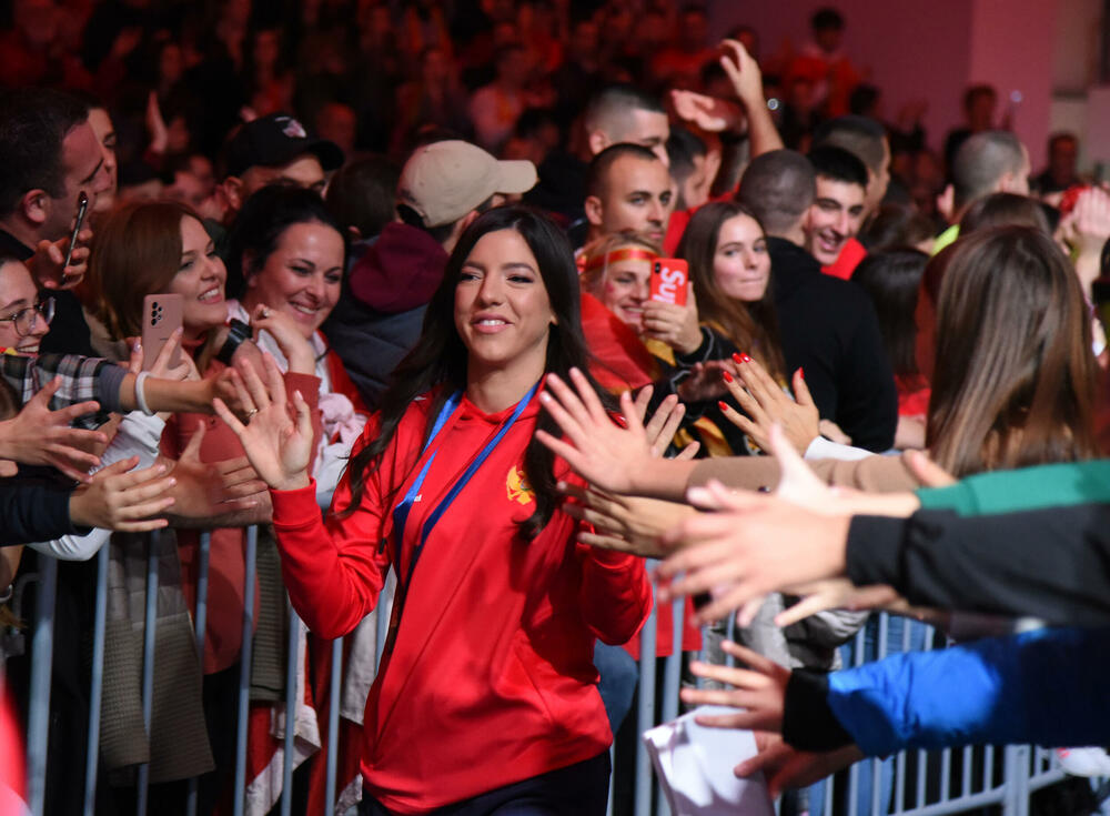 <p>Svečani doček u Bemax areni priređen je večeras crnogorskim rukometašicama.</p>  <p>“Lavice” su u nedjelju napravile pravi podvig, osvojile bronzanu evropsku medalju, pobijedivši Francusku u Ljubljani u borbi za treće mjesto.</p>  <p>Večerašnji doček bio je, na neki način, i kraj velike žurke, koja je počela u dvorani Morača, na prve tri utakmice grupne faze, na kojima su navijači napravili spektakularnu atmosferu, nosili naš tim do tri pobjede i najavili fantastičan kraj turnira...</p>