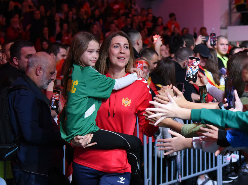 <p>Svečani doček u Bemax areni priređen je večeras crnogorskim rukometašicama.</p>  <p>“Lavice” su u nedjelju napravile pravi podvig, osvojile bronzanu evropsku medalju, pobijedivši Francusku u Ljubljani u borbi za treće mjesto.</p>  <p>Večerašnji doček bio je, na neki način, i kraj velike žurke, koja je počela u dvorani Morača, na prve tri utakmice grupne faze, na kojima su navijači napravili spektakularnu atmosferu, nosili naš tim do tri pobjede i najavili fantastičan kraj turnira...</p>