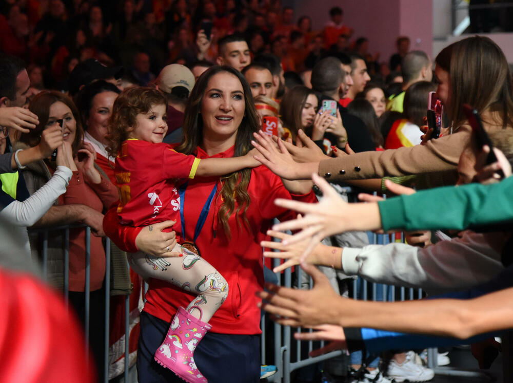 <p>Svečani doček u Bemax areni priređen je večeras crnogorskim rukometašicama.</p>  <p>“Lavice” su u nedjelju napravile pravi podvig, osvojile bronzanu evropsku medalju, pobijedivši Francusku u Ljubljani u borbi za treće mjesto.</p>  <p>Večerašnji doček bio je, na neki način, i kraj velike žurke, koja je počela u dvorani Morača, na prve tri utakmice grupne faze, na kojima su navijači napravili spektakularnu atmosferu, nosili naš tim do tri pobjede i najavili fantastičan kraj turnira...</p>