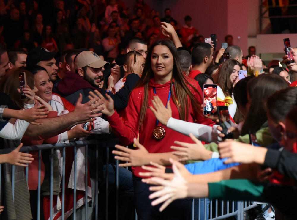 <p>Svečani doček u Bemax areni priređen je večeras crnogorskim rukometašicama.</p>  <p>“Lavice” su u nedjelju napravile pravi podvig, osvojile bronzanu evropsku medalju, pobijedivši Francusku u Ljubljani u borbi za treće mjesto.</p>  <p>Večerašnji doček bio je, na neki način, i kraj velike žurke, koja je počela u dvorani Morača, na prve tri utakmice grupne faze, na kojima su navijači napravili spektakularnu atmosferu, nosili naš tim do tri pobjede i najavili fantastičan kraj turnira...</p>