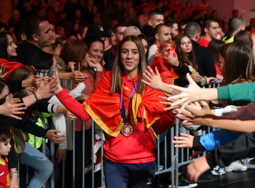 <p>Svečani doček u Bemax areni priređen je večeras crnogorskim rukometašicama.</p>  <p>“Lavice” su u nedjelju napravile pravi podvig, osvojile bronzanu evropsku medalju, pobijedivši Francusku u Ljubljani u borbi za treće mjesto.</p>  <p>Večerašnji doček bio je, na neki način, i kraj velike žurke, koja je počela u dvorani Morača, na prve tri utakmice grupne faze, na kojima su navijači napravili spektakularnu atmosferu, nosili naš tim do tri pobjede i najavili fantastičan kraj turnira...</p>