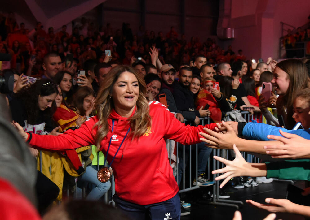 <p>Svečani doček u Bemax areni priređen je večeras crnogorskim rukometašicama.</p>  <p>“Lavice” su u nedjelju napravile pravi podvig, osvojile bronzanu evropsku medalju, pobijedivši Francusku u Ljubljani u borbi za treće mjesto.</p>  <p>Večerašnji doček bio je, na neki način, i kraj velike žurke, koja je počela u dvorani Morača, na prve tri utakmice grupne faze, na kojima su navijači napravili spektakularnu atmosferu, nosili naš tim do tri pobjede i najavili fantastičan kraj turnira...</p>