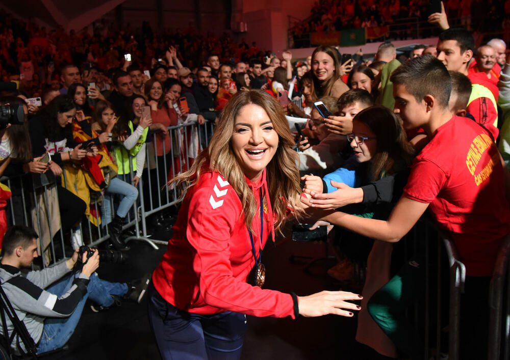 <p>Svečani doček u Bemax areni priređen je večeras crnogorskim rukometašicama.</p>  <p>“Lavice” su u nedjelju napravile pravi podvig, osvojile bronzanu evropsku medalju, pobijedivši Francusku u Ljubljani u borbi za treće mjesto.</p>  <p>Večerašnji doček bio je, na neki način, i kraj velike žurke, koja je počela u dvorani Morača, na prve tri utakmice grupne faze, na kojima su navijači napravili spektakularnu atmosferu, nosili naš tim do tri pobjede i najavili fantastičan kraj turnira...</p>