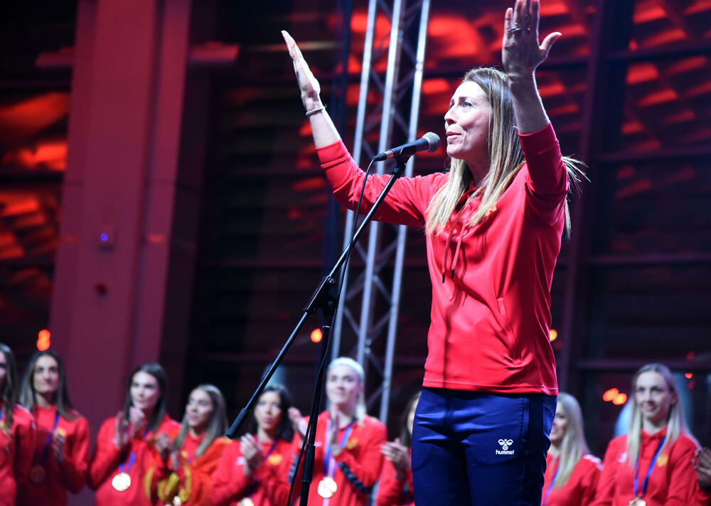 <p>Svečani doček u Bemax areni priređen je večeras crnogorskim rukometašicama.</p>  <p>“Lavice” su u nedjelju napravile pravi podvig, osvojile bronzanu evropsku medalju, pobijedivši Francusku u Ljubljani u borbi za treće mjesto.</p>  <p>Večerašnji doček bio je, na neki način, i kraj velike žurke, koja je počela u dvorani Morača, na prve tri utakmice grupne faze, na kojima su navijači napravili spektakularnu atmosferu, nosili naš tim do tri pobjede i najavili fantastičan kraj turnira...</p>