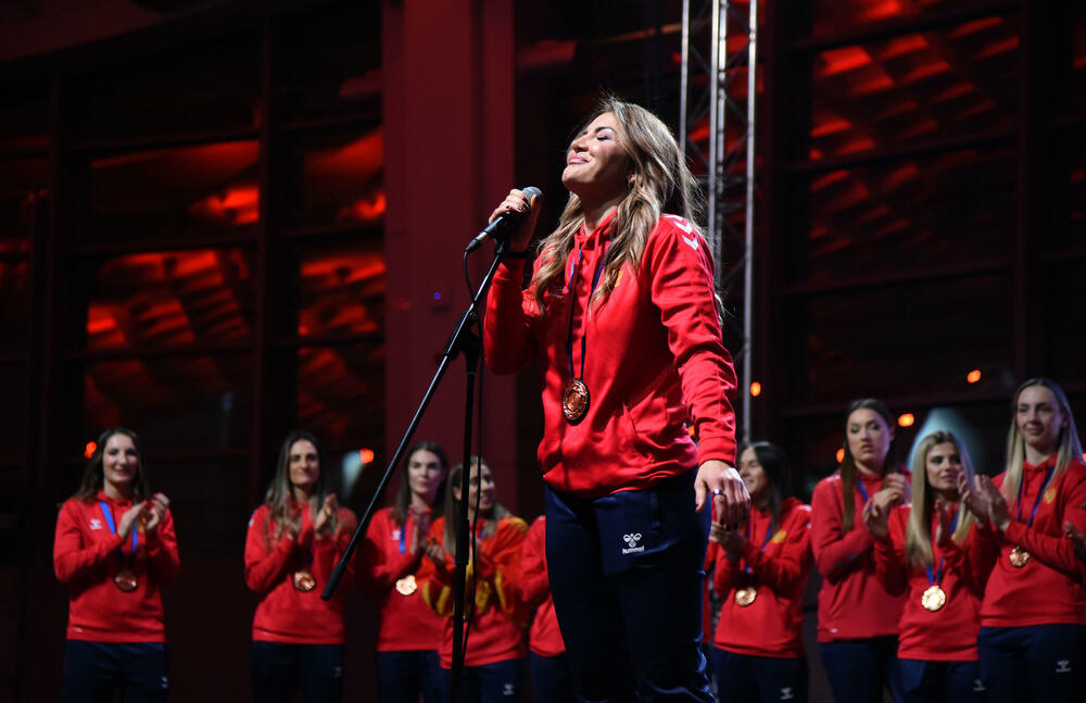 <p>Svečani doček u Bemax areni priređen je večeras crnogorskim rukometašicama.</p>  <p>“Lavice” su u nedjelju napravile pravi podvig, osvojile bronzanu evropsku medalju, pobijedivši Francusku u Ljubljani u borbi za treće mjesto.</p>  <p>Večerašnji doček bio je, na neki način, i kraj velike žurke, koja je počela u dvorani Morača, na prve tri utakmice grupne faze, na kojima su navijači napravili spektakularnu atmosferu, nosili naš tim do tri pobjede i najavili fantastičan kraj turnira...</p>