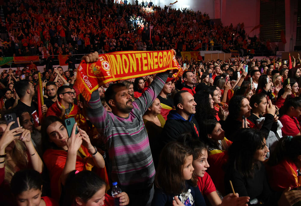 <p>Svečani doček u Bemax areni priređen je večeras crnogorskim rukometašicama.</p>  <p>“Lavice” su u nedjelju napravile pravi podvig, osvojile bronzanu evropsku medalju, pobijedivši Francusku u Ljubljani u borbi za treće mjesto.</p>  <p>Večerašnji doček bio je, na neki način, i kraj velike žurke, koja je počela u dvorani Morača, na prve tri utakmice grupne faze, na kojima su navijači napravili spektakularnu atmosferu, nosili naš tim do tri pobjede i najavili fantastičan kraj turnira...</p>