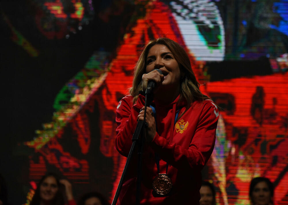 <p>Svečani doček u Bemax areni priređen je večeras crnogorskim rukometašicama.</p>  <p>“Lavice” su u nedjelju napravile pravi podvig, osvojile bronzanu evropsku medalju, pobijedivši Francusku u Ljubljani u borbi za treće mjesto.</p>  <p>Večerašnji doček bio je, na neki način, i kraj velike žurke, koja je počela u dvorani Morača, na prve tri utakmice grupne faze, na kojima su navijači napravili spektakularnu atmosferu, nosili naš tim do tri pobjede i najavili fantastičan kraj turnira...</p>