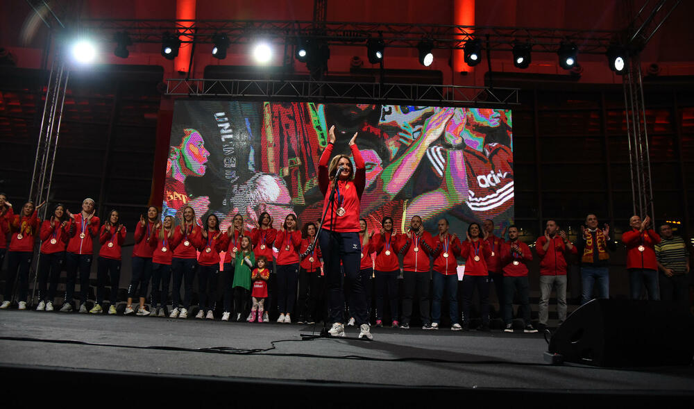 <p>Svečani doček u Bemax areni priređen je večeras crnogorskim rukometašicama.</p>  <p>“Lavice” su u nedjelju napravile pravi podvig, osvojile bronzanu evropsku medalju, pobijedivši Francusku u Ljubljani u borbi za treće mjesto.</p>  <p>Večerašnji doček bio je, na neki način, i kraj velike žurke, koja je počela u dvorani Morača, na prve tri utakmice grupne faze, na kojima su navijači napravili spektakularnu atmosferu, nosili naš tim do tri pobjede i najavili fantastičan kraj turnira...</p>