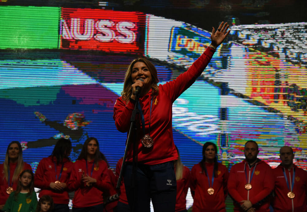 <p>Svečani doček u Bemax areni priređen je večeras crnogorskim rukometašicama.</p>  <p>“Lavice” su u nedjelju napravile pravi podvig, osvojile bronzanu evropsku medalju, pobijedivši Francusku u Ljubljani u borbi za treće mjesto.</p>  <p>Večerašnji doček bio je, na neki način, i kraj velike žurke, koja je počela u dvorani Morača, na prve tri utakmice grupne faze, na kojima su navijači napravili spektakularnu atmosferu, nosili naš tim do tri pobjede i najavili fantastičan kraj turnira...</p>