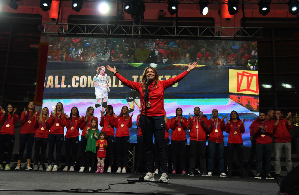 <p>Svečani doček u Bemax areni priređen je večeras crnogorskim rukometašicama.</p>  <p>“Lavice” su u nedjelju napravile pravi podvig, osvojile bronzanu evropsku medalju, pobijedivši Francusku u Ljubljani u borbi za treće mjesto.</p>  <p>Večerašnji doček bio je, na neki način, i kraj velike žurke, koja je počela u dvorani Morača, na prve tri utakmice grupne faze, na kojima su navijači napravili spektakularnu atmosferu, nosili naš tim do tri pobjede i najavili fantastičan kraj turnira...</p>