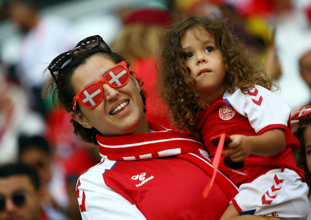 <p>Svjetska prvenstva u fudbalu nisu samo spektakl na terenu, već i na tribinama.</p>  <p>Navijači iz svih zemalja se trude da budu primijećeni, biraju neobične kombinacije samo da bi ih uhvatilo „oko” kamera ili fotoaparata, a trećeg dana je bilo mnogo šarolikih kombinacija.</p>  <p>Pogledajte šta su sve snimili fotografi Reutersa.</p>