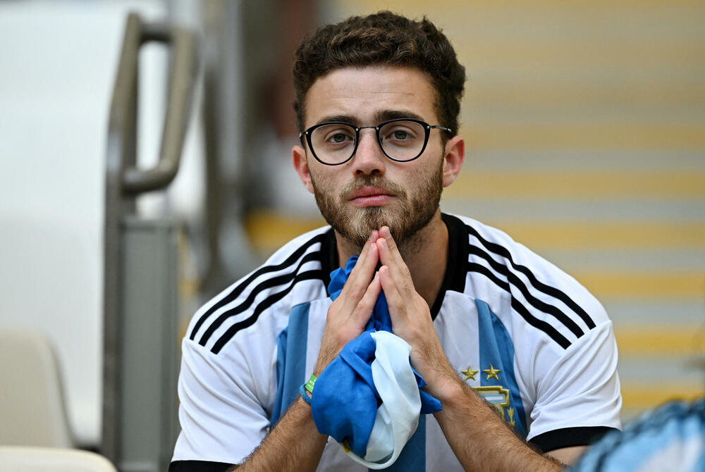 <p>Svjetska prvenstva u fudbalu nisu samo spektakl na terenu, već i na tribinama.</p>  <p>Navijači iz svih zemalja se trude da budu primijećeni, biraju neobične kombinacije samo da bi ih uhvatilo „oko” kamera ili fotoaparata, a trećeg dana je bilo mnogo šarolikih kombinacija.</p>  <p>Pogledajte šta su sve snimili fotografi Reutersa.</p>