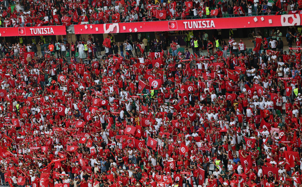 <p>Svjetska prvenstva u fudbalu nisu samo spektakl na terenu, već i na tribinama.</p>  <p>Navijači iz svih zemalja se trude da budu primijećeni, biraju neobične kombinacije samo da bi ih uhvatilo „oko” kamera ili fotoaparata, a trećeg dana je bilo mnogo šarolikih kombinacija.</p>  <p>Pogledajte šta su sve snimili fotografi Reutersa.</p>