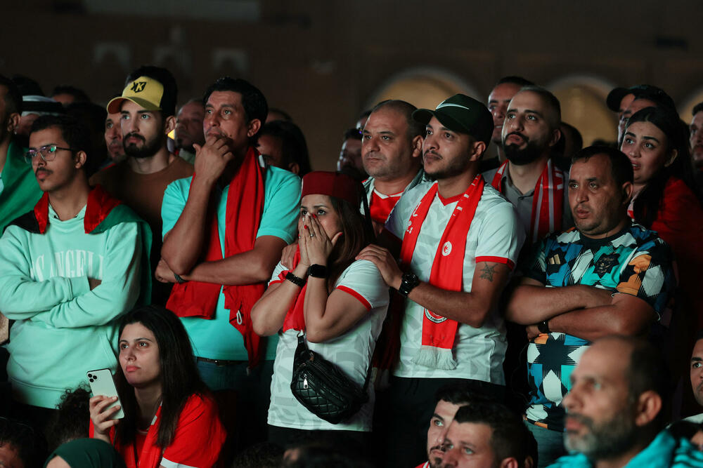 <p>Svjetska prvenstva u fudbalu nisu samo spektakl na terenu, već i na tribinama.</p>  <p>Navijači iz svih zemalja se trude da budu primijećeni, biraju neobične kombinacije samo da bi ih uhvatilo „oko” kamera ili fotoaparata, a trećeg dana je bilo mnogo šarolikih kombinacija.</p>  <p>Pogledajte šta su sve snimili fotografi Reutersa.</p>