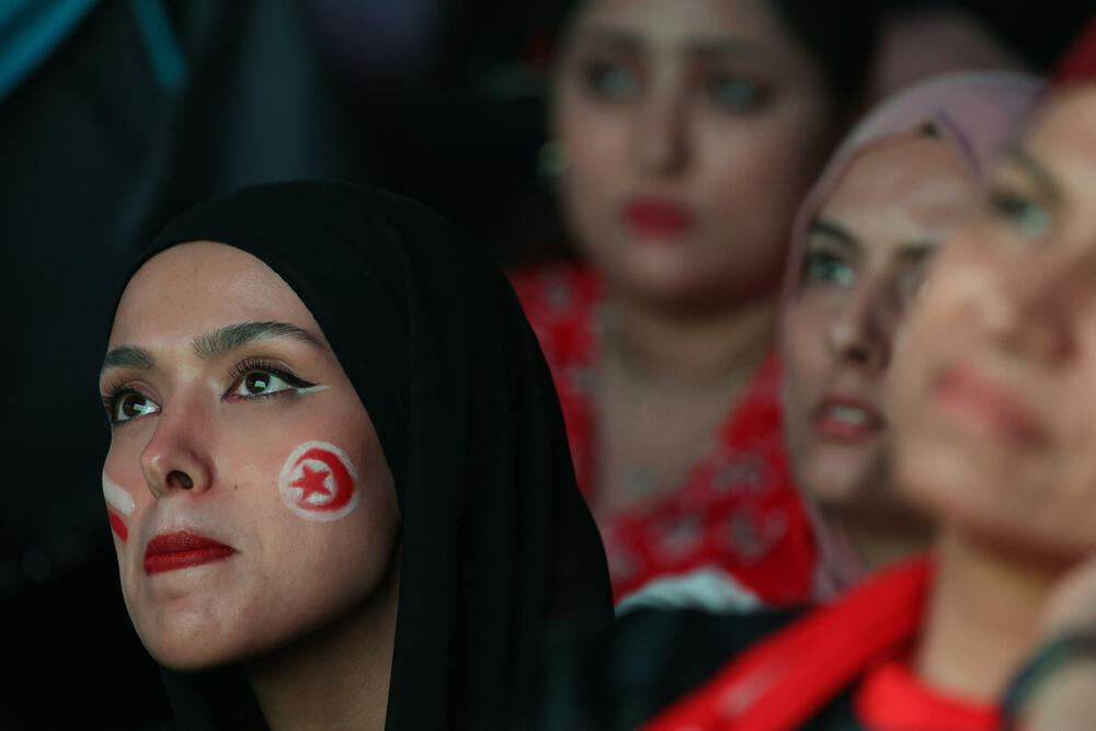 <p>Svjetska prvenstva u fudbalu nisu samo spektakl na terenu, već i na tribinama.</p>  <p>Navijači iz svih zemalja se trude da budu primijećeni, biraju neobične kombinacije samo da bi ih uhvatilo „oko” kamera ili fotoaparata, a trećeg dana je bilo mnogo šarolikih kombinacija.</p>  <p>Pogledajte šta su sve snimili fotografi Reutersa.</p>