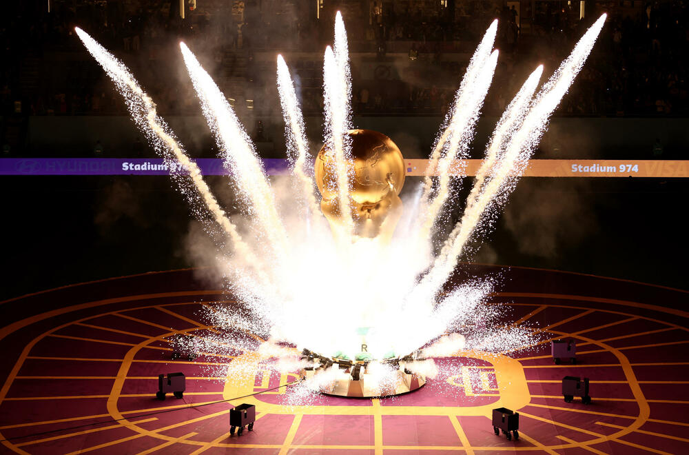 <p>Svjetska prvenstva u fudbalu nisu samo spektakl na terenu, već i na tribinama.</p>  <p>Navijači iz svih zemalja se trude da budu primijećeni, biraju neobične kombinacije samo da bi ih uhvatilo „oko” kamera ili fotoaparata, a trećeg dana je bilo mnogo šarolikih kombinacija.</p>  <p>Pogledajte šta su sve snimili fotografi Reutersa.</p>