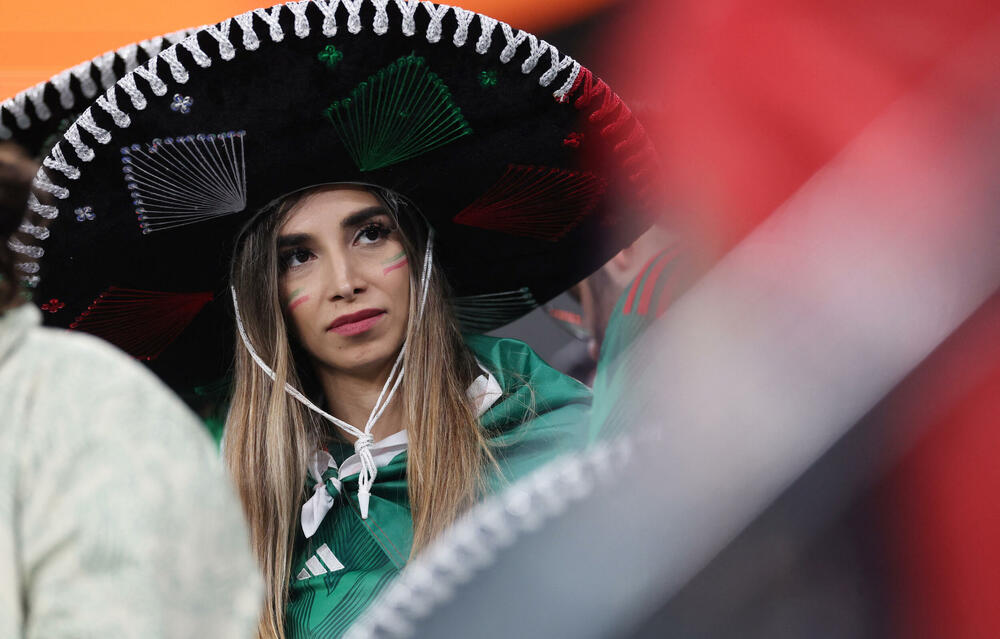 <p>Svjetska prvenstva u fudbalu nisu samo spektakl na terenu, već i na tribinama.</p>  <p>Navijači iz svih zemalja se trude da budu primijećeni, biraju neobične kombinacije samo da bi ih uhvatilo „oko” kamera ili fotoaparata, a trećeg dana je bilo mnogo šarolikih kombinacija.</p>  <p>Pogledajte šta su sve snimili fotografi Reutersa.</p>