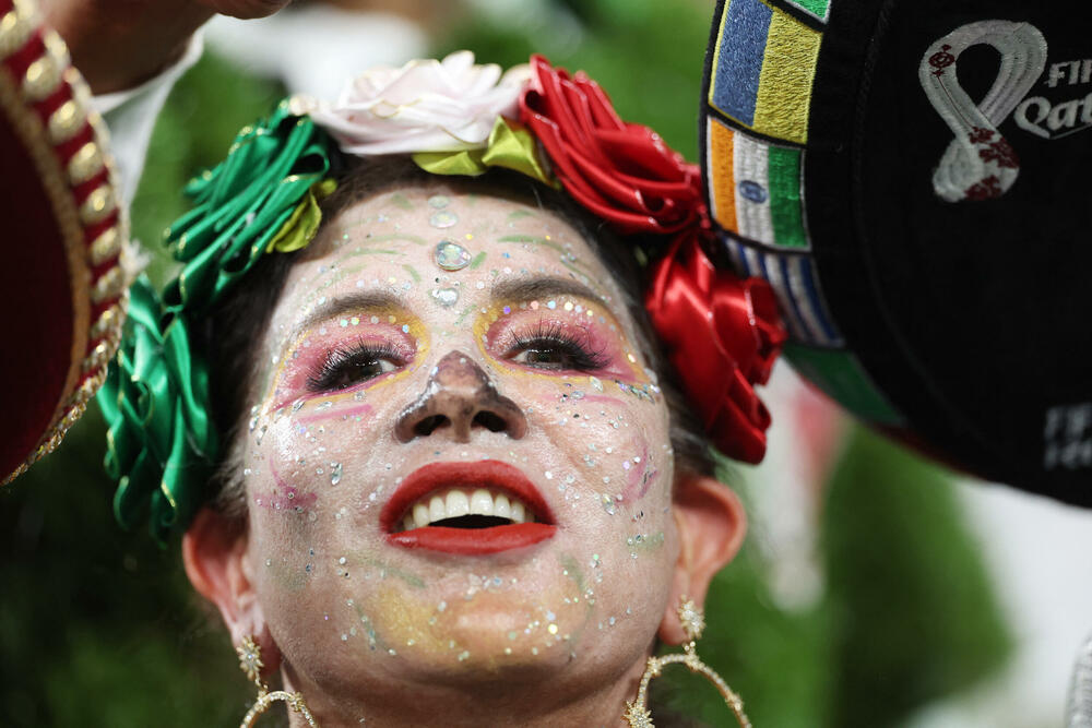 <p>Svjetska prvenstva u fudbalu nisu samo spektakl na terenu, već i na tribinama.</p>  <p>Navijači iz svih zemalja se trude da budu primijećeni, biraju neobične kombinacije samo da bi ih uhvatilo „oko” kamera ili fotoaparata, a trećeg dana je bilo mnogo šarolikih kombinacija.</p>  <p>Pogledajte šta su sve snimili fotografi Reutersa.</p>