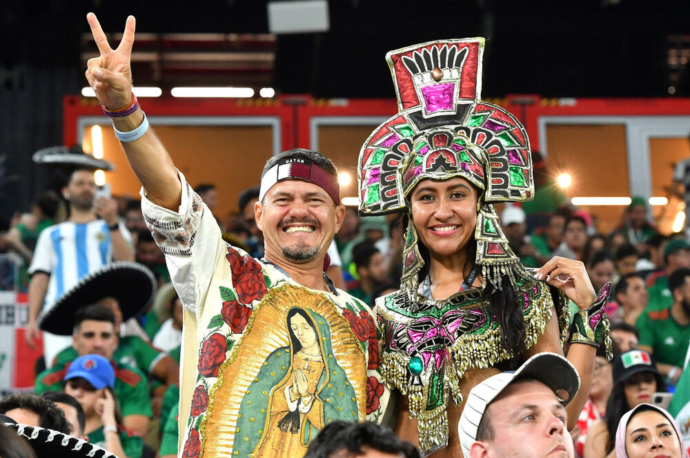 <p>Svjetska prvenstva u fudbalu nisu samo spektakl na terenu, već i na tribinama.</p>  <p>Navijači iz svih zemalja se trude da budu primijećeni, biraju neobične kombinacije samo da bi ih uhvatilo „oko” kamera ili fotoaparata, a trećeg dana je bilo mnogo šarolikih kombinacija.</p>  <p>Pogledajte šta su sve snimili fotografi Reutersa.</p>