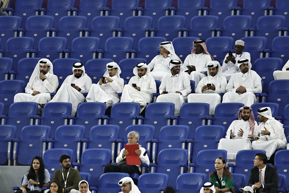 <p>Svjetska prvenstva u fudbalu nisu samo spektakl na terenu, već i na tribinama.</p>  <p>Navijači iz svih zemalja se trude da budu primijećeni, biraju neobične kombinacije samo da bi ih uhvatilo „oko” kamera ili fotoaparata, a trećeg dana je bilo mnogo šarolikih kombinacija.</p>  <p>Pogledajte šta su sve snimili fotografi Reutersa.</p>