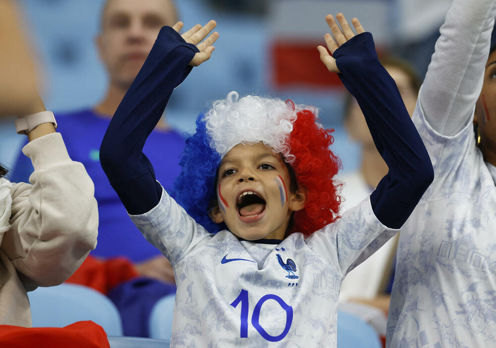 <p>Svjetska prvenstva u fudbalu nisu samo spektakl na terenu, već i na tribinama.</p>  <p>Navijači iz svih zemalja se trude da budu primijećeni, biraju neobične kombinacije samo da bi ih uhvatilo „oko” kamera ili fotoaparata, a trećeg dana je bilo mnogo šarolikih kombinacija.</p>  <p>Pogledajte šta su sve snimili fotografi Reutersa.</p>