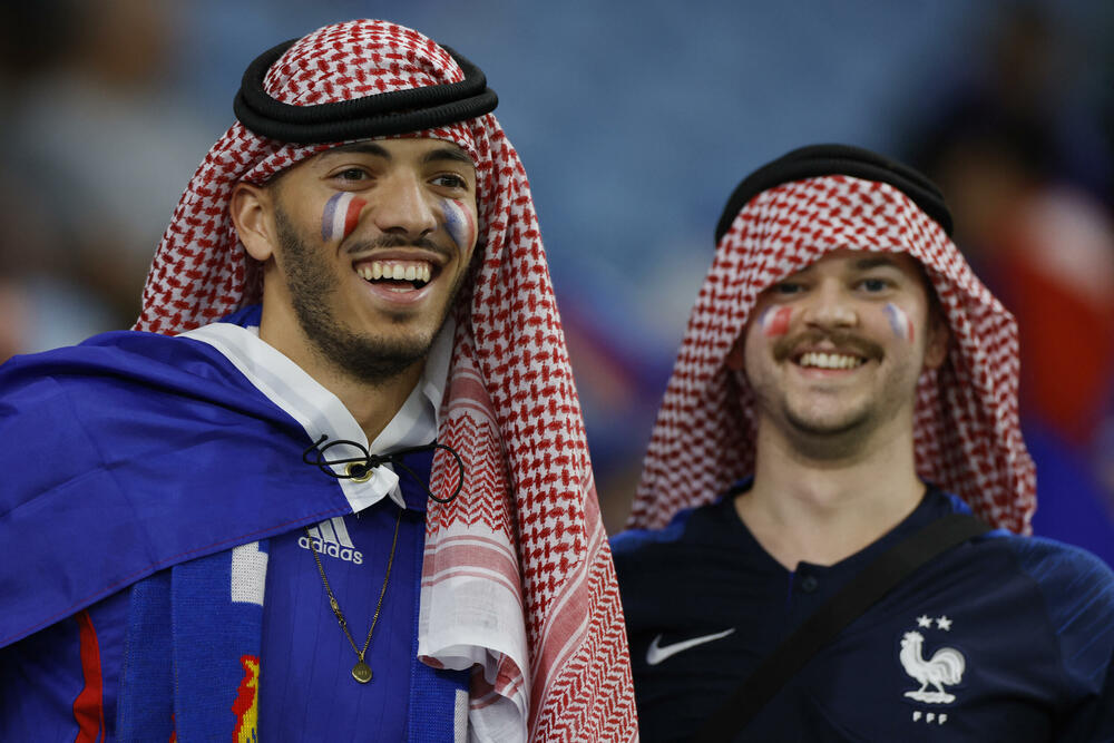 <p>Svjetska prvenstva u fudbalu nisu samo spektakl na terenu, već i na tribinama.</p>  <p>Navijači iz svih zemalja se trude da budu primijećeni, biraju neobične kombinacije samo da bi ih uhvatilo „oko” kamera ili fotoaparata, a trećeg dana je bilo mnogo šarolikih kombinacija.</p>  <p>Pogledajte šta su sve snimili fotografi Reutersa.</p>