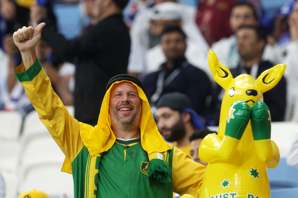 <p>Svjetska prvenstva u fudbalu nisu samo spektakl na terenu, već i na tribinama.</p>  <p>Navijači iz svih zemalja se trude da budu primijećeni, biraju neobične kombinacije samo da bi ih uhvatilo „oko” kamera ili fotoaparata, a trećeg dana je bilo mnogo šarolikih kombinacija.</p>  <p>Pogledajte šta su sve snimili fotografi Reutersa.</p>