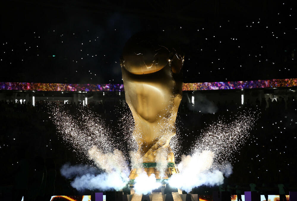 <p>Svjetska prvenstva u fudbalu nisu samo spektakl na terenu, već i na tribinama.</p>  <p>Navijači iz svih zemalja se trude da budu primijećeni, biraju neobične kombinacije samo da bi ih uhvatilo „oko” kamera ili fotoaparata, a trećeg dana je bilo mnogo šarolikih kombinacija.</p>  <p>Pogledajte šta su sve snimili fotografi Reutersa.</p>