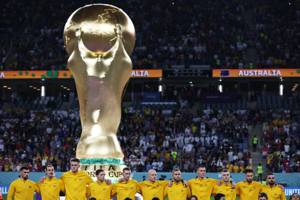 <p>Svjetska prvenstva u fudbalu nisu samo spektakl na terenu, već i na tribinama.</p>  <p>Navijači iz svih zemalja se trude da budu primijećeni, biraju neobične kombinacije samo da bi ih uhvatilo „oko” kamera ili fotoaparata, a trećeg dana je bilo mnogo šarolikih kombinacija.</p>  <p>Pogledajte šta su sve snimili fotografi Reutersa.</p>