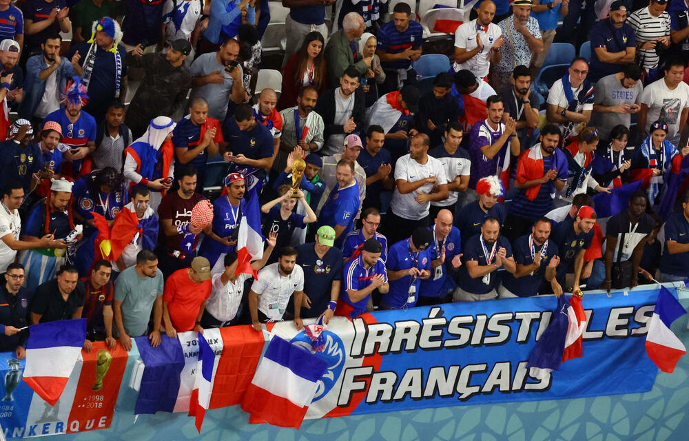 <p>Svjetska prvenstva u fudbalu nisu samo spektakl na terenu, već i na tribinama.</p>  <p>Navijači iz svih zemalja se trude da budu primijećeni, biraju neobične kombinacije samo da bi ih uhvatilo „oko” kamera ili fotoaparata, a trećeg dana je bilo mnogo šarolikih kombinacija.</p>  <p>Pogledajte šta su sve snimili fotografi Reutersa.</p>