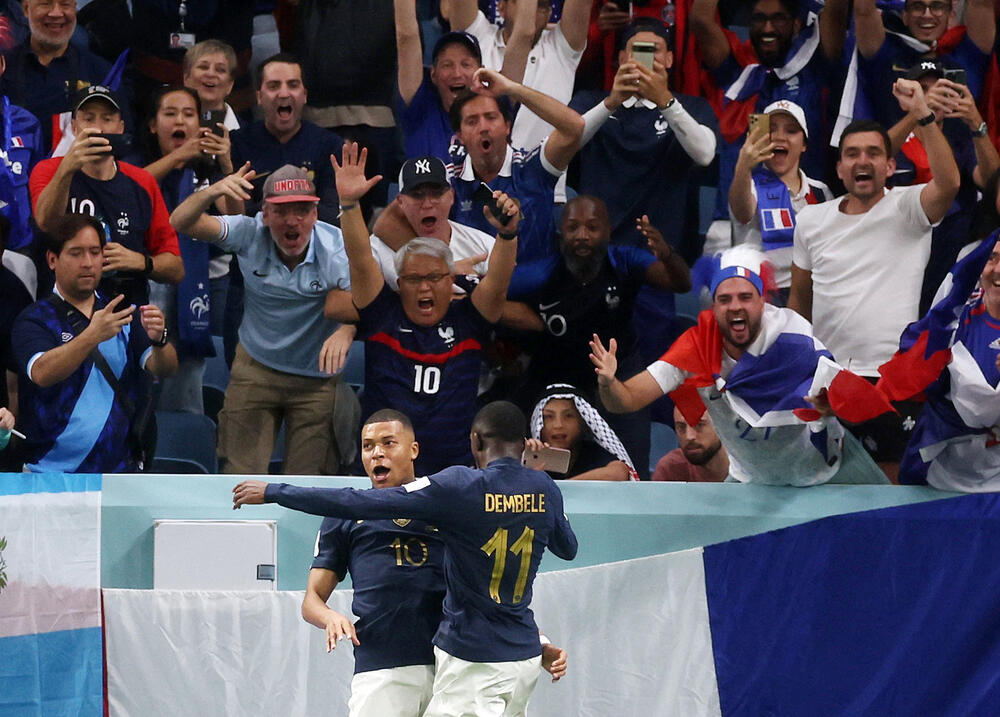 <p>Svjetska prvenstva u fudbalu nisu samo spektakl na terenu, već i na tribinama.</p>  <p>Navijači iz svih zemalja se trude da budu primijećeni, biraju neobične kombinacije samo da bi ih uhvatilo „oko” kamera ili fotoaparata, a trećeg dana je bilo mnogo šarolikih kombinacija.</p>  <p>Pogledajte šta su sve snimili fotografi Reutersa.</p>