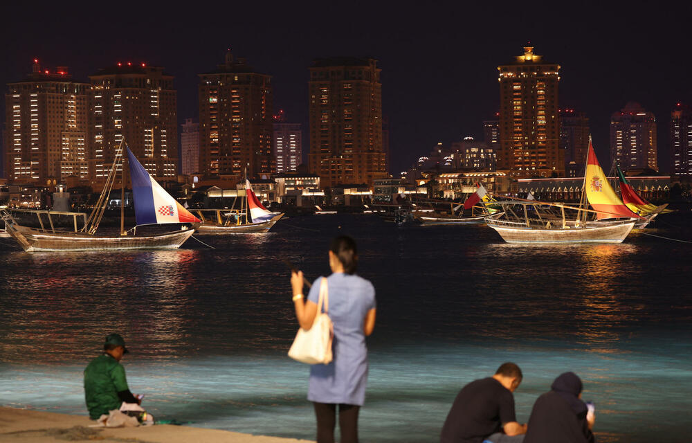 <p>Svjetska prvenstva u fudbalu nisu samo spektakl na terenu, već i na tribinama.</p>  <p>Navijači iz svih zemalja se trude da budu primijećeni, biraju neobične kombinacije samo da bi ih uhvatilo „oko” kamera ili fotoaparata, a trećeg dana je bilo mnogo šarolikih kombinacija.</p>  <p>Pogledajte šta su sve snimili fotografi Reutersa.</p>